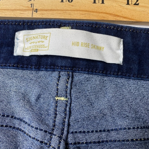 Signature Levi Strauss Mid Rise Skinny Plus Jeans - Picture 6 of 9
